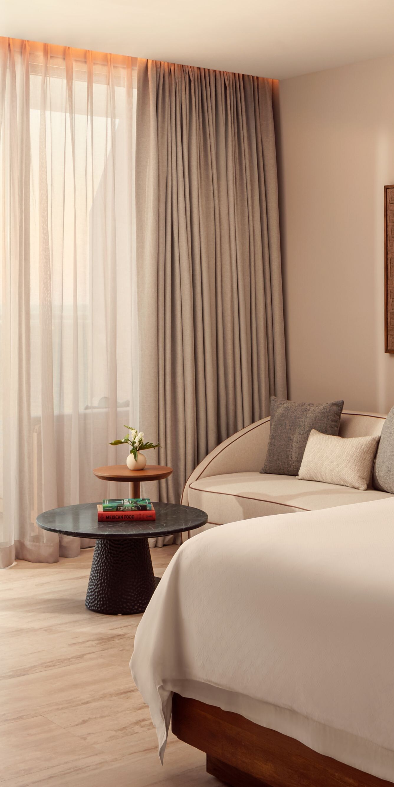 Dormitorio de la suite frente al mar con cama tamaño King