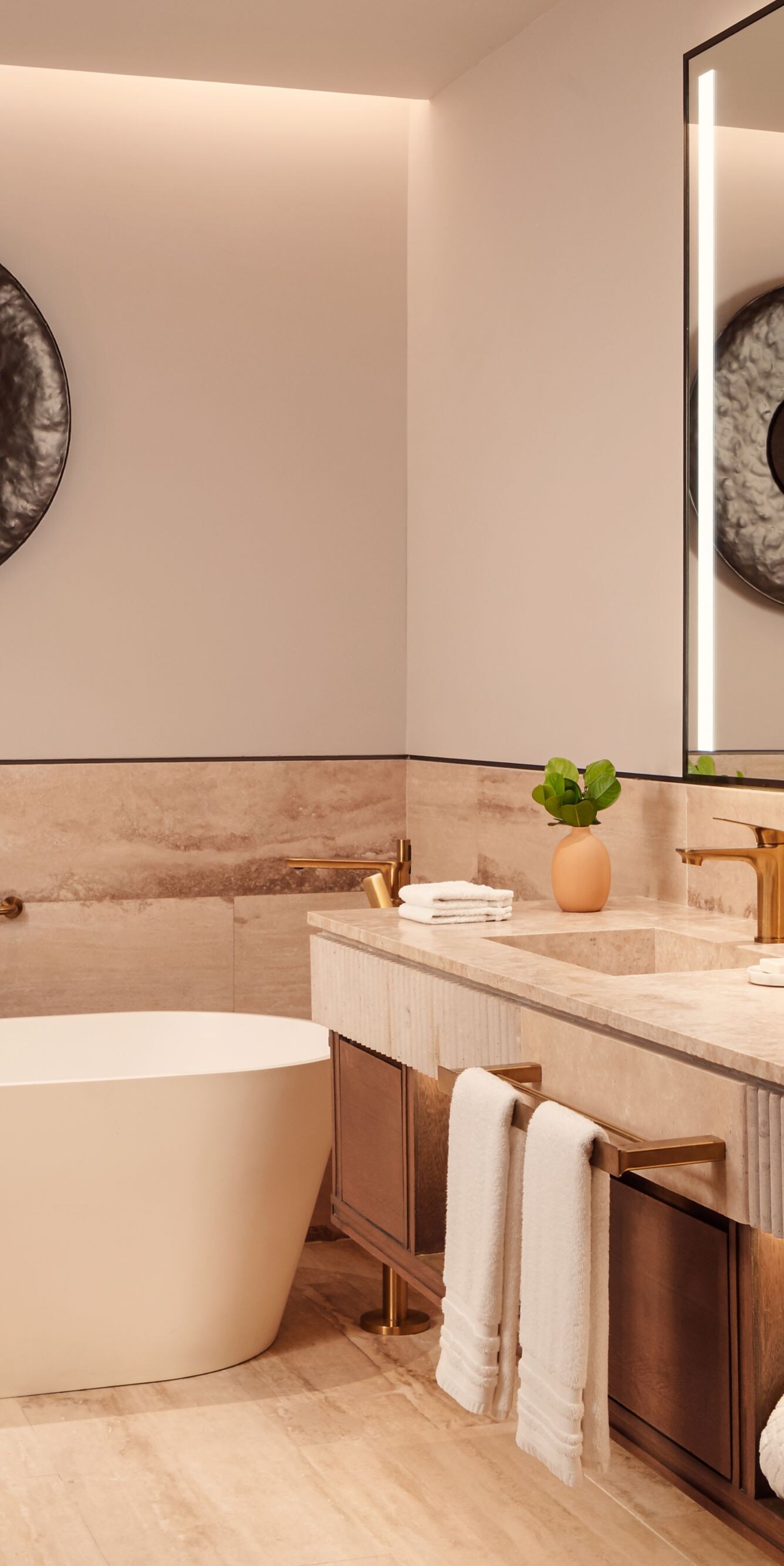 Baño de la suite con bañera profunda independiente