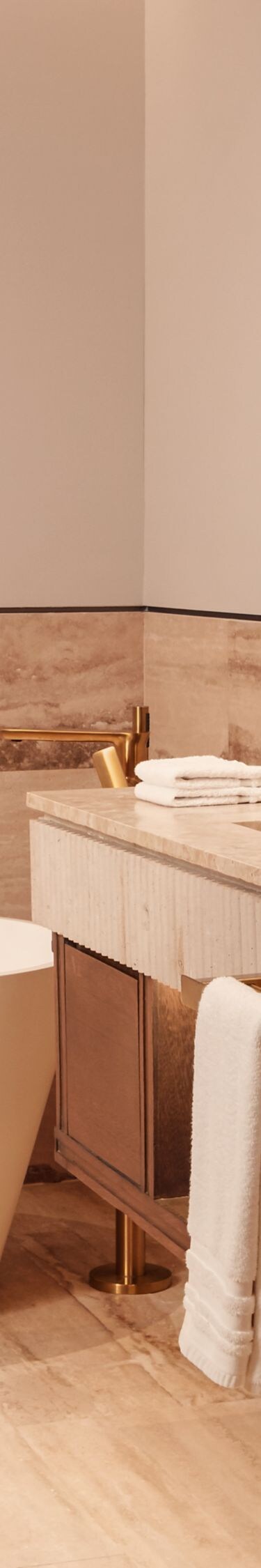 Baño de la suite con bañera profunda independiente