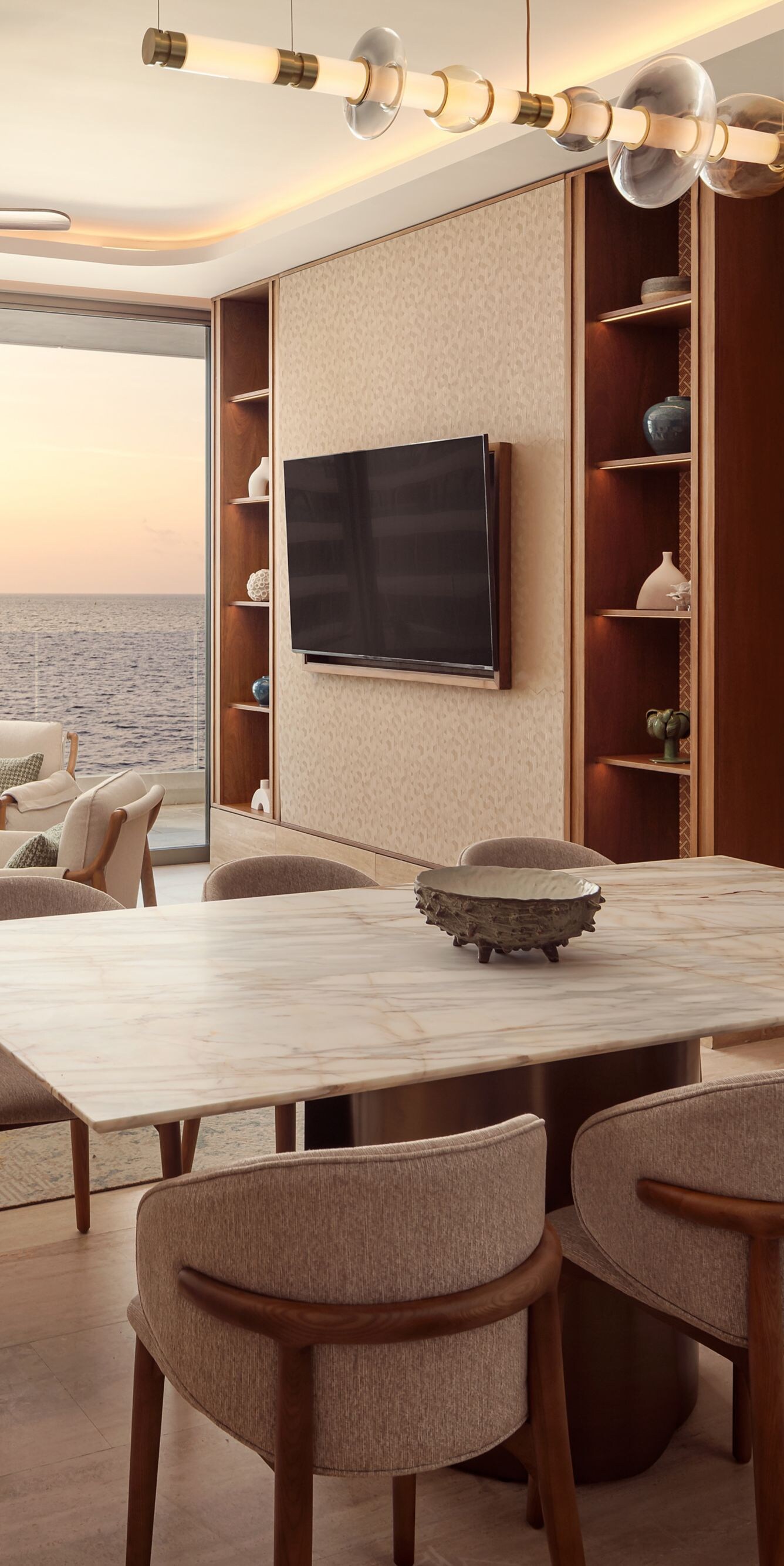 Área de estar y comedor de la suite frente al mar 