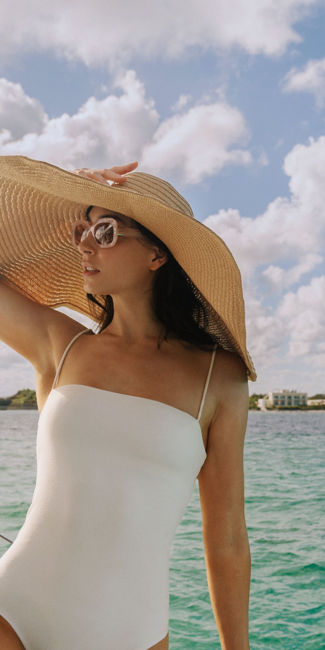 Una mujer en un yate sobre las aguas turquesas de Cancún