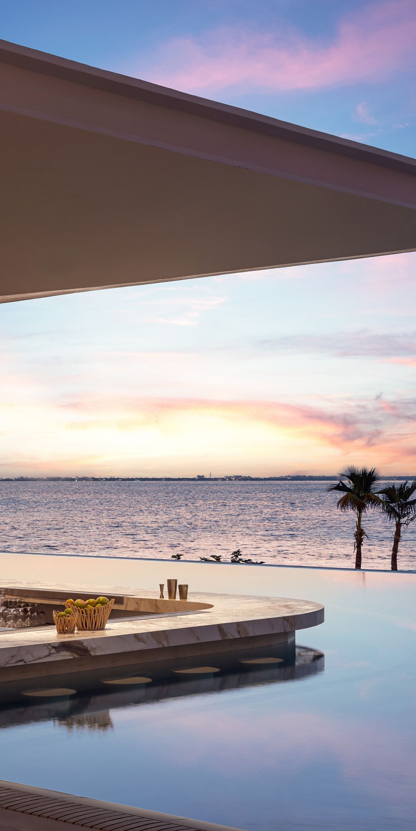 Piscina de borde infinito con vistas al mar Caribe