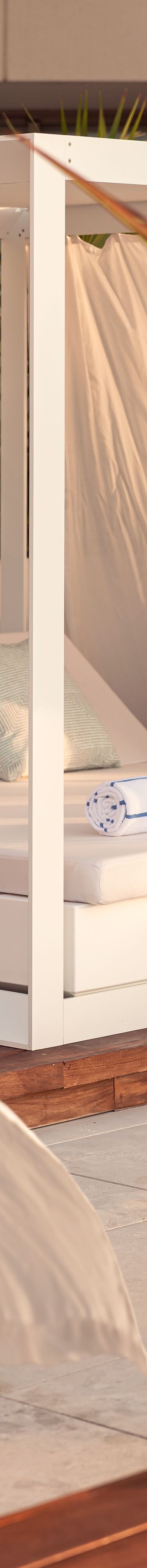 Cabaña junto a la piscina con una cama de día cubierta