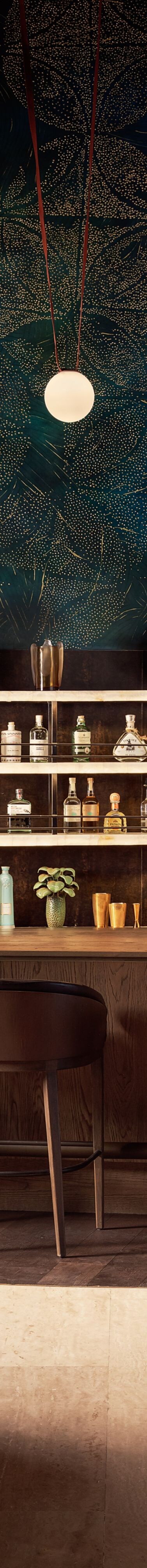 Bar con vitrinas iluminadas para botellas