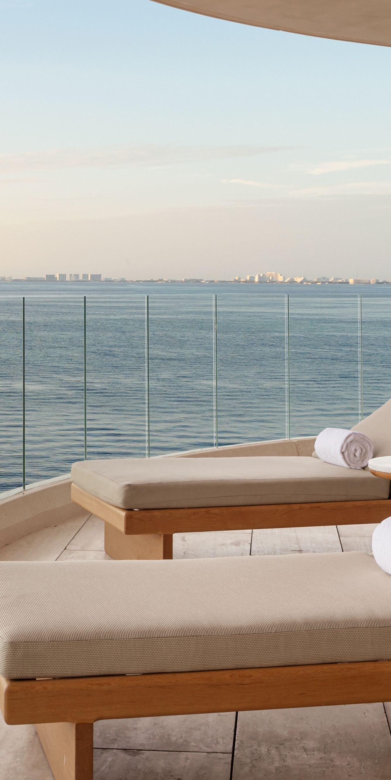 Terraza privada con sillas reclinables y vista al mar