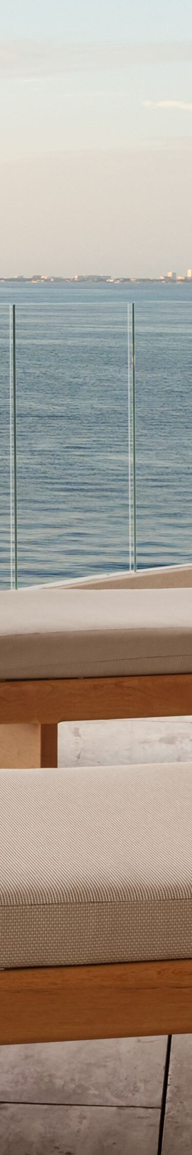 Terraza privada con sillas reclinables y vista al mar