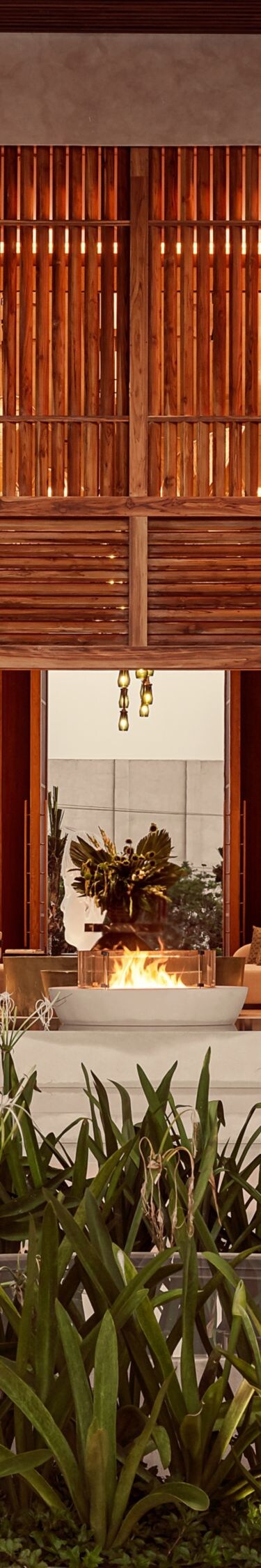 Entrada al resort con enormes ventanales del piso al techo