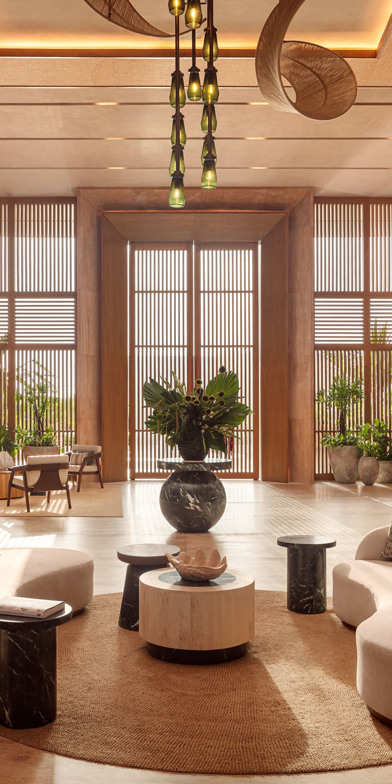 Lobby del resort con asientos contemporáneos