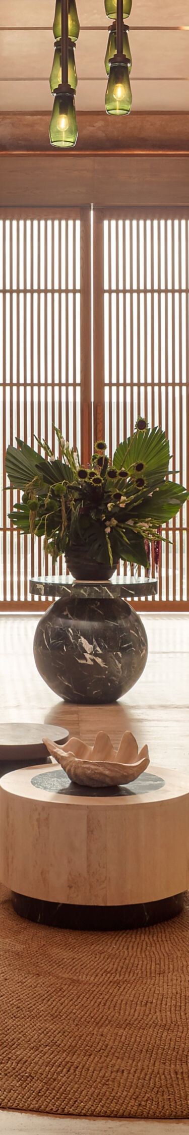 Lobby del resort con asientos contemporáneos