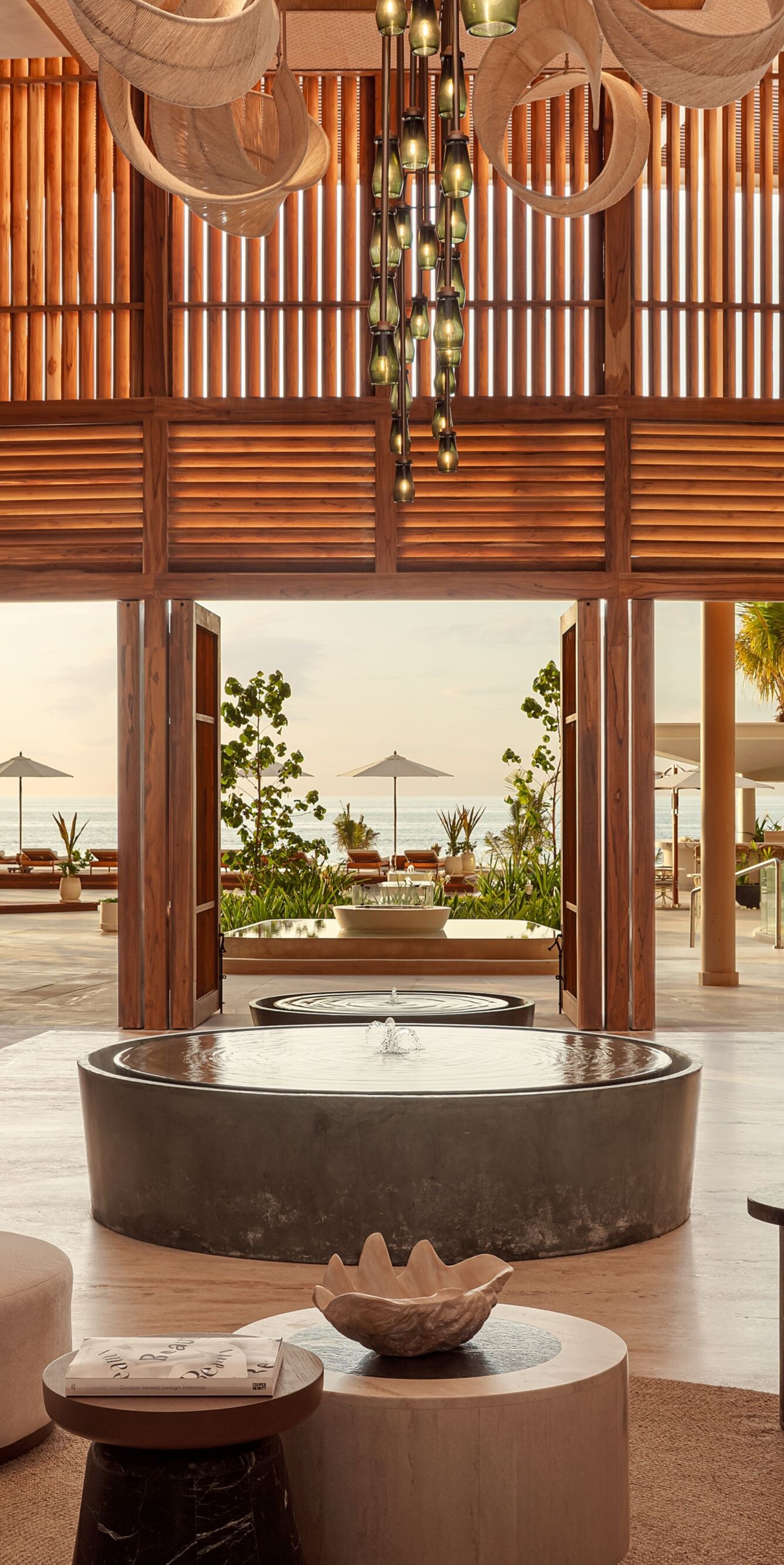 Lobby del resort con asientos curvos de tipo lounge