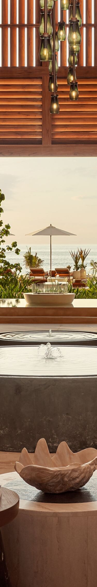 Lobby del resort con asientos curvos de tipo lounge