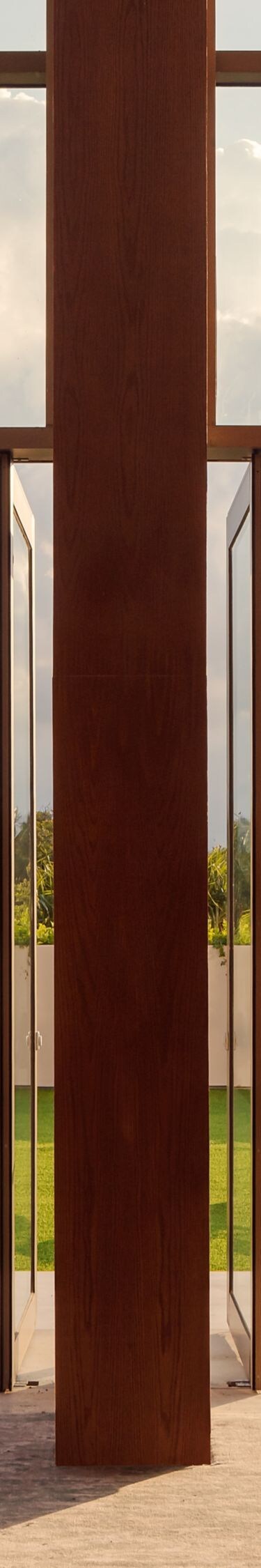 Puertas abiertas a la terraza con vista al jardín