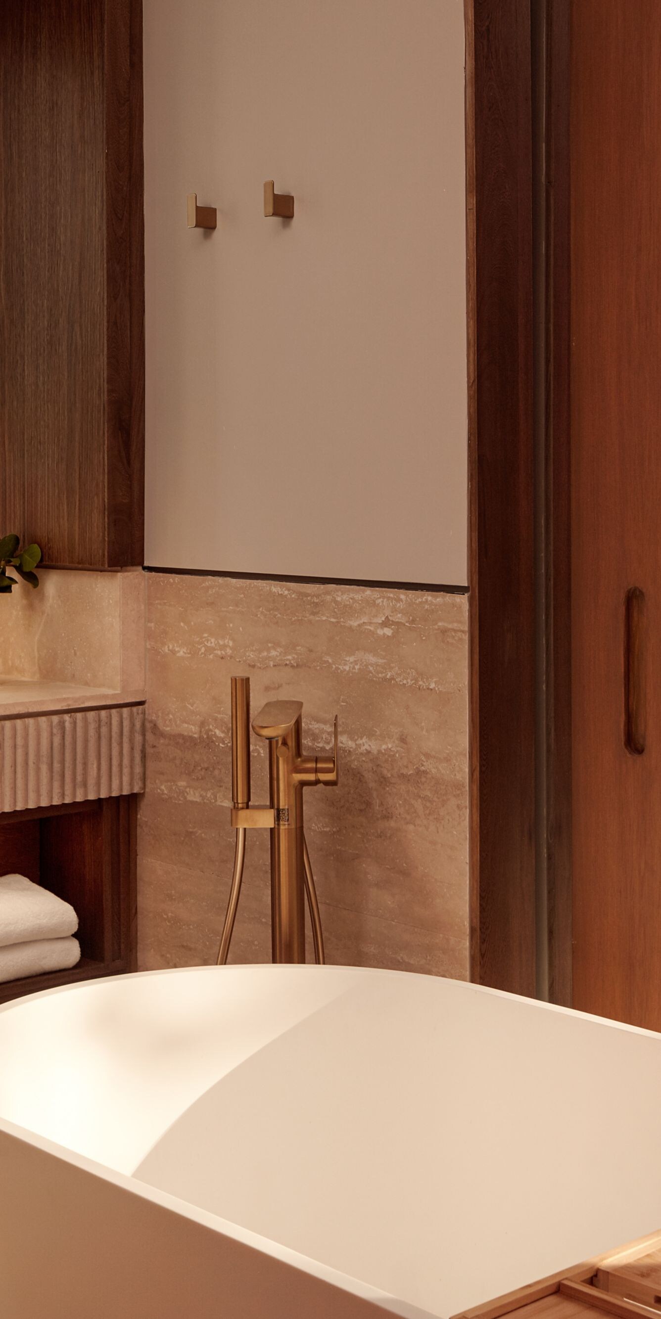 Baño con bañera y vista a la habitación
