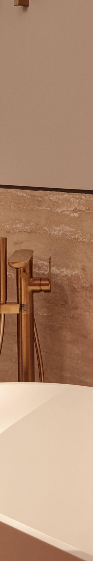Baño con bañera y vista a la habitación