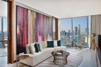 Sala de estar, vista al Canal de Dubái