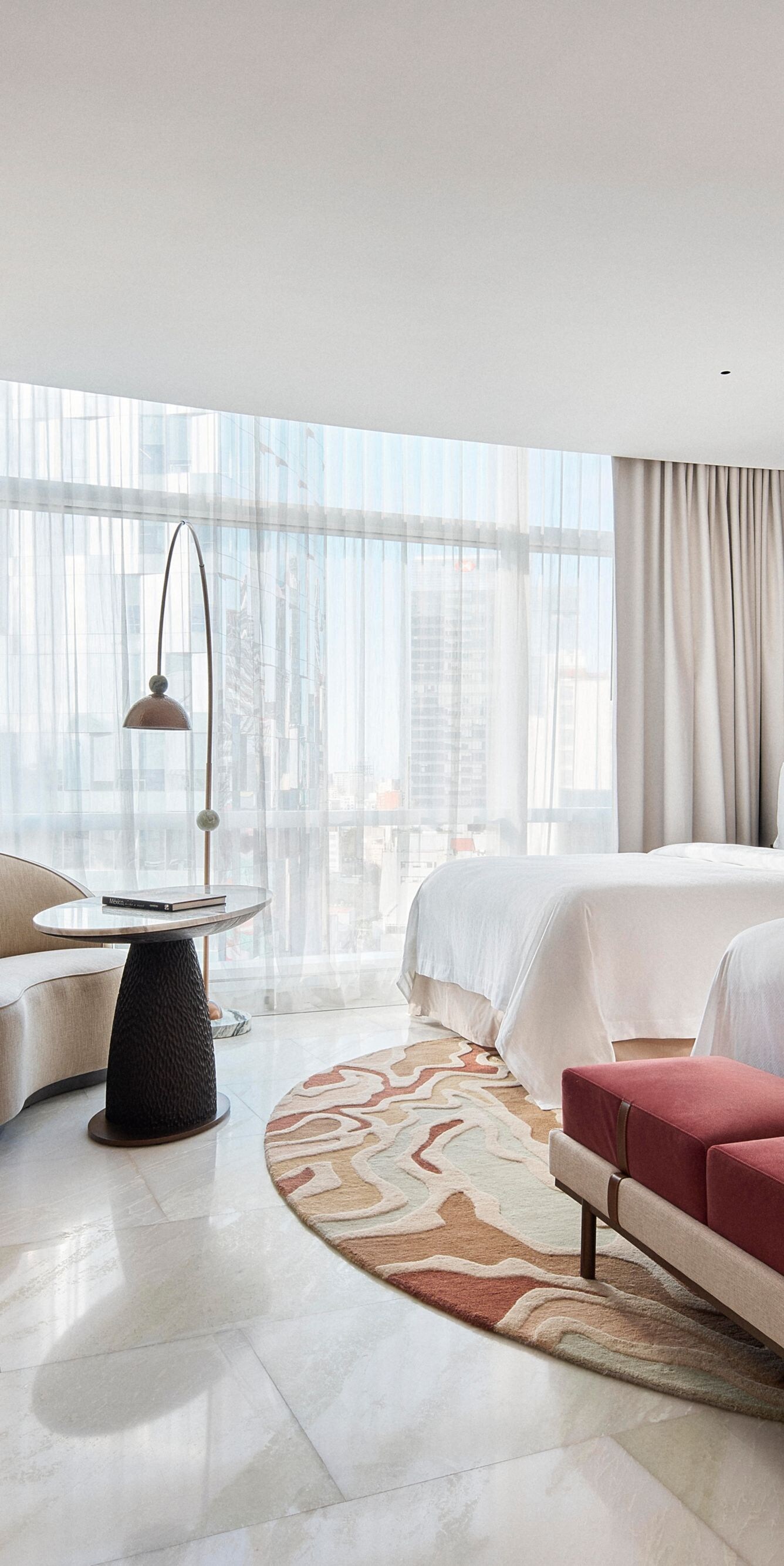 Deux lits queen size dans une chambre de suite