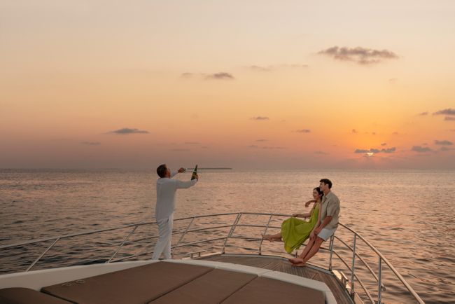 セントレジス・モルディブのノーマ号でシャンパンを楽しむアジア人カップル2