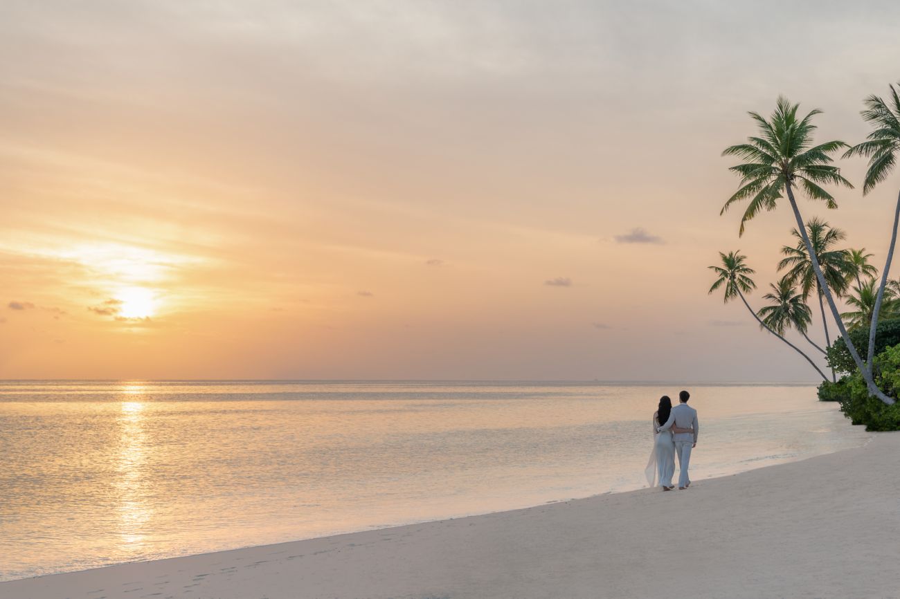 Boda_puesta_de_sol_pareja_asiática_playa_2_St_Regis_Maldivas