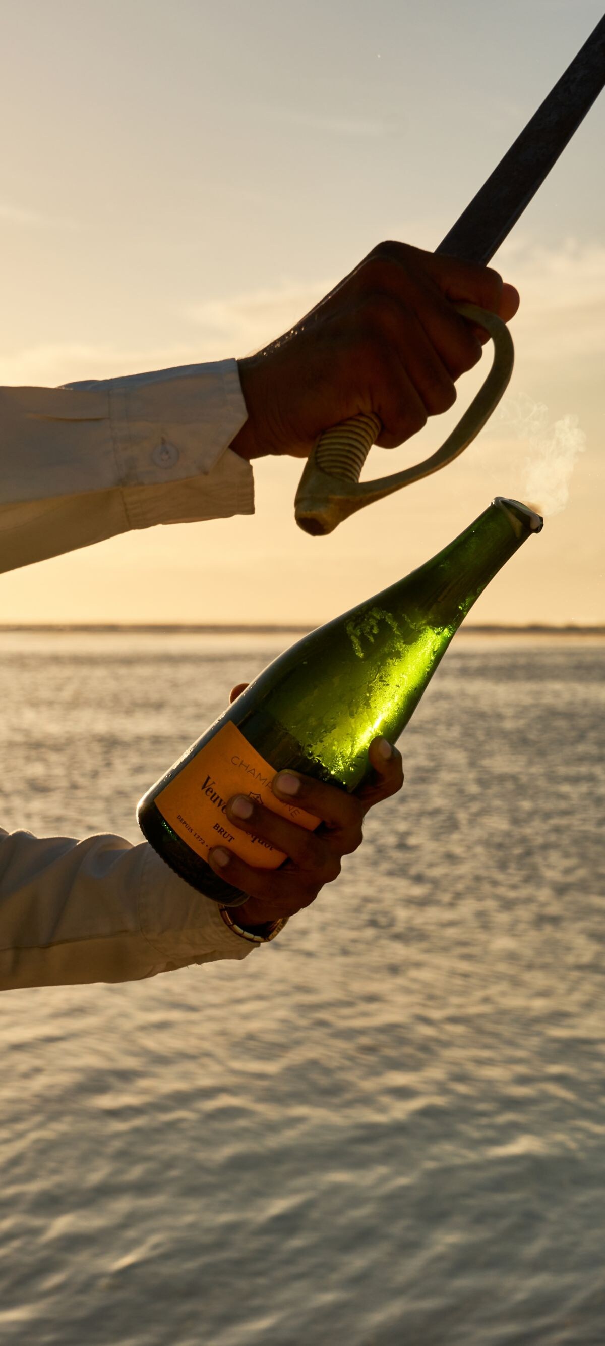 Sabrage am Strand, Sonnenuntergang, Champagner, Rituale