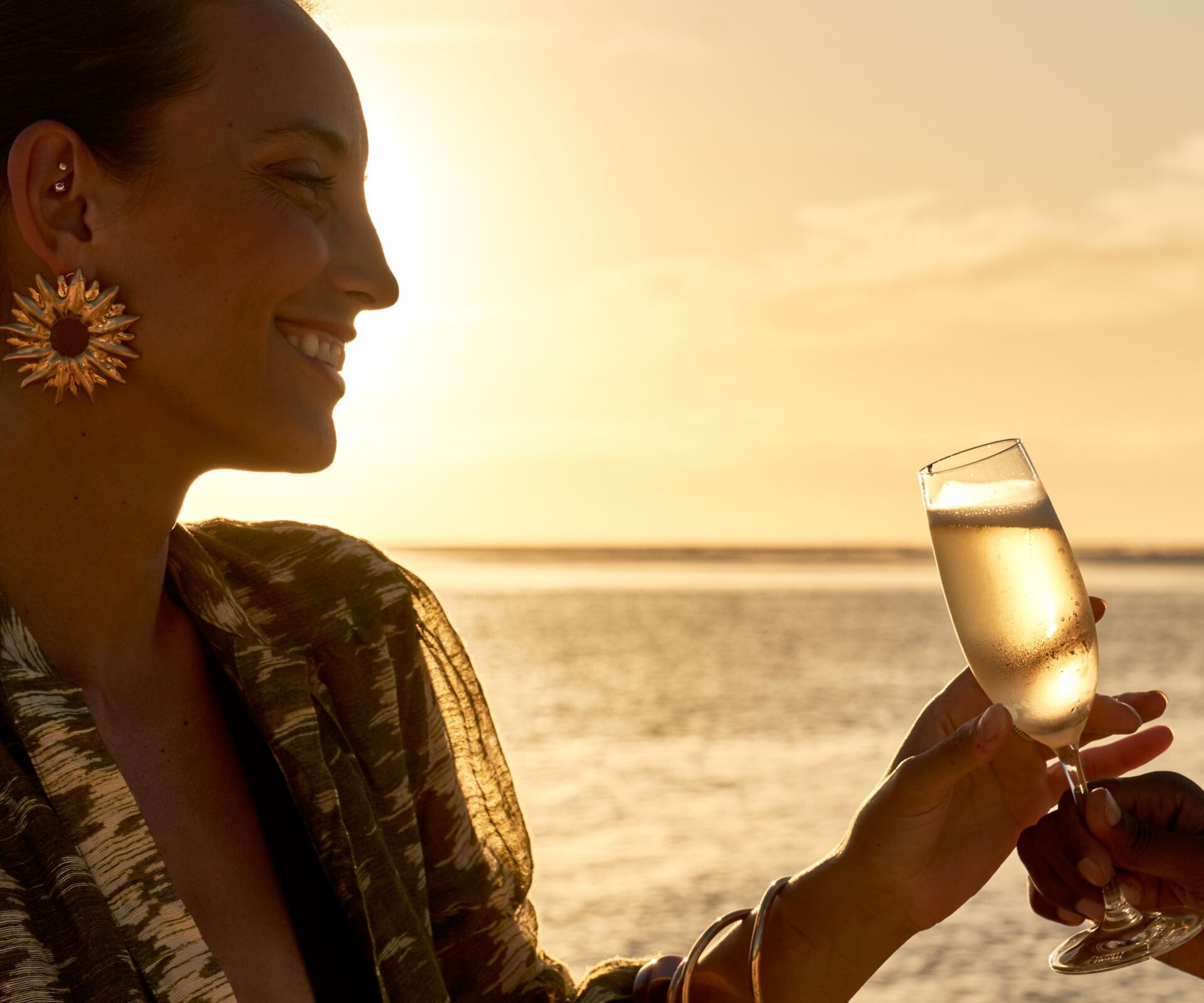 Sabrage am Strand, Sonnenuntergang, Champagner, Rituale