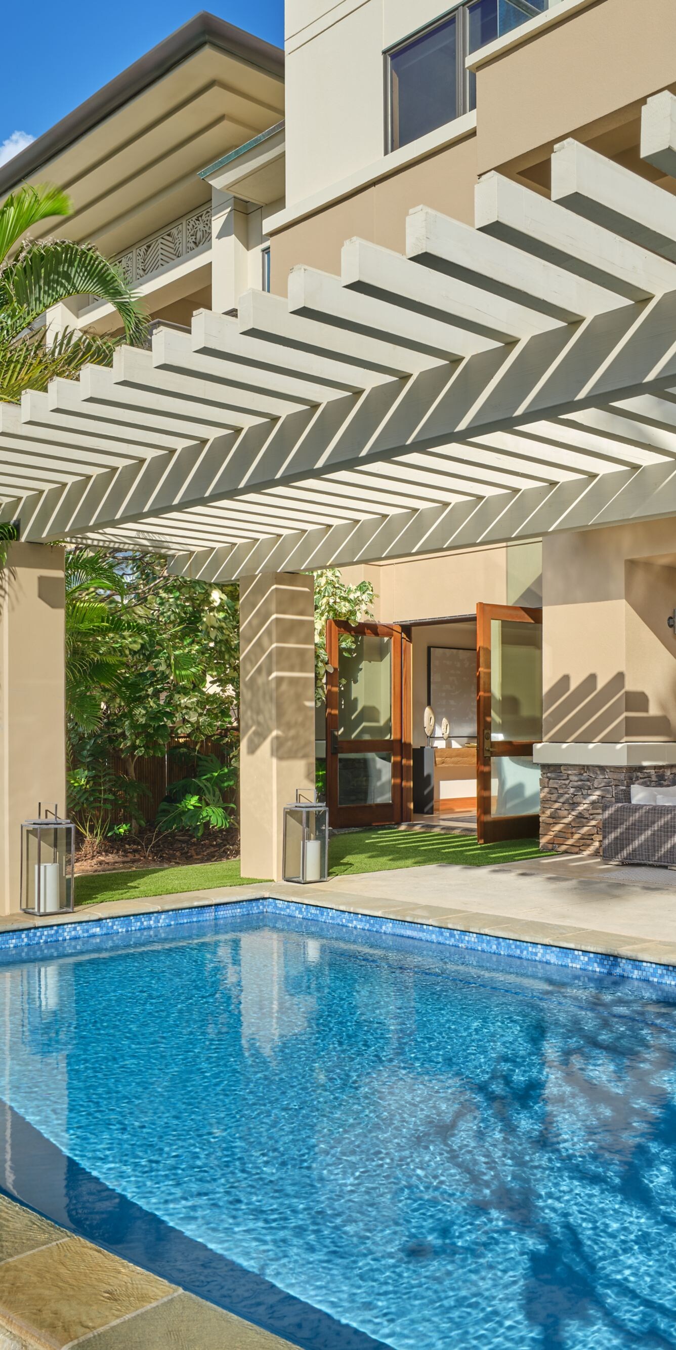 Lanai with plunge pool, living room seating