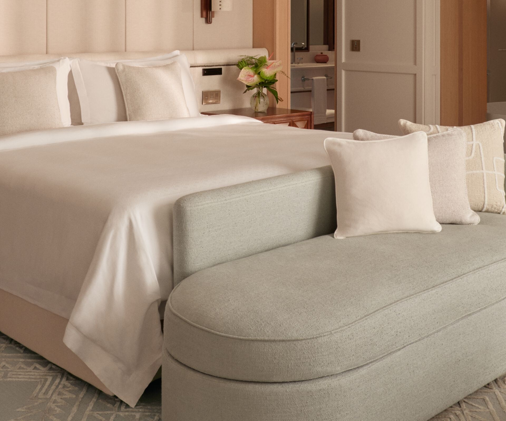 Schlafzimmer mit Kingsize-Bett und Sitzbereich