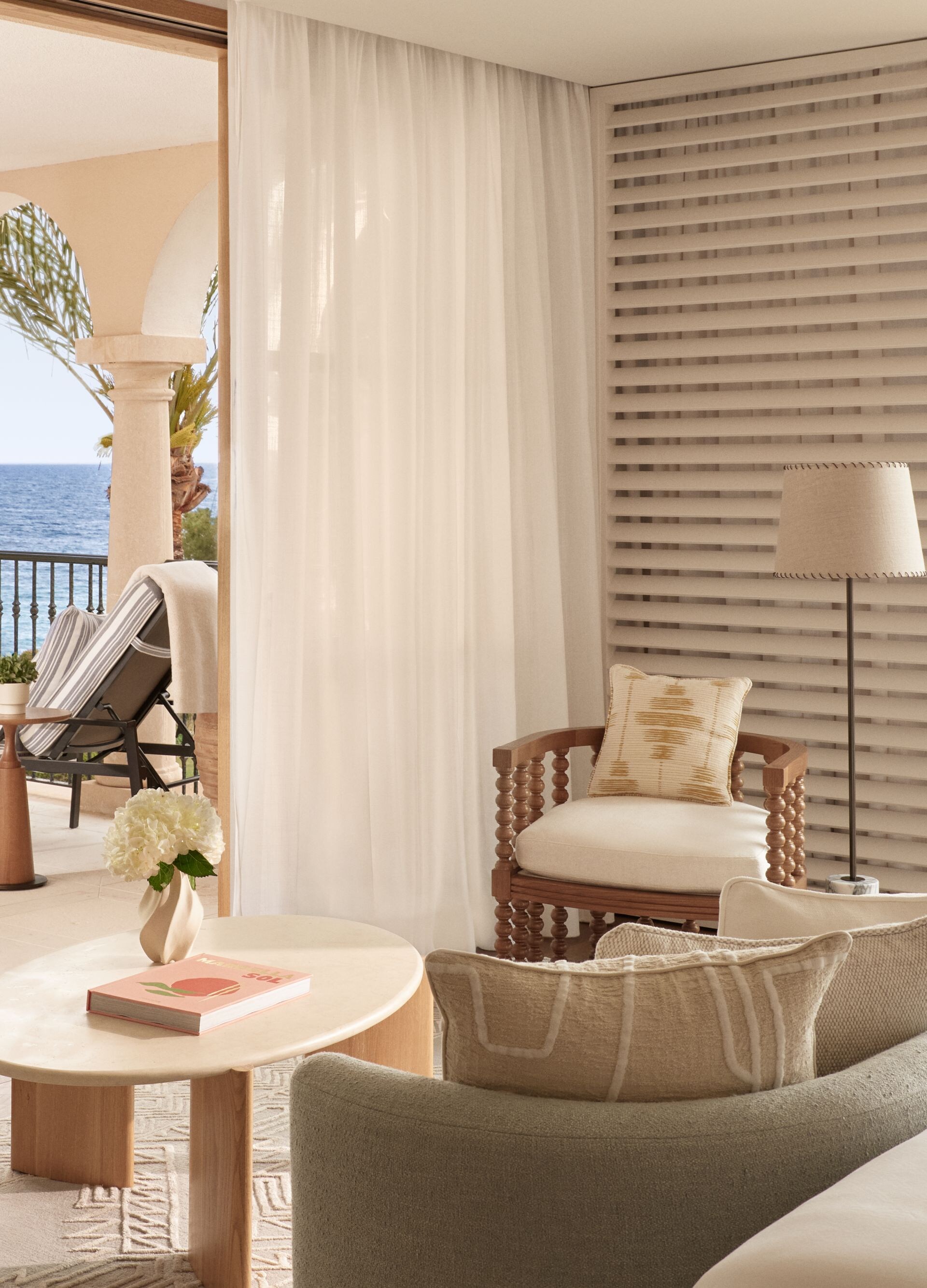 Schlafzimmer mit Terrasse und Blick auf das Resortgelände