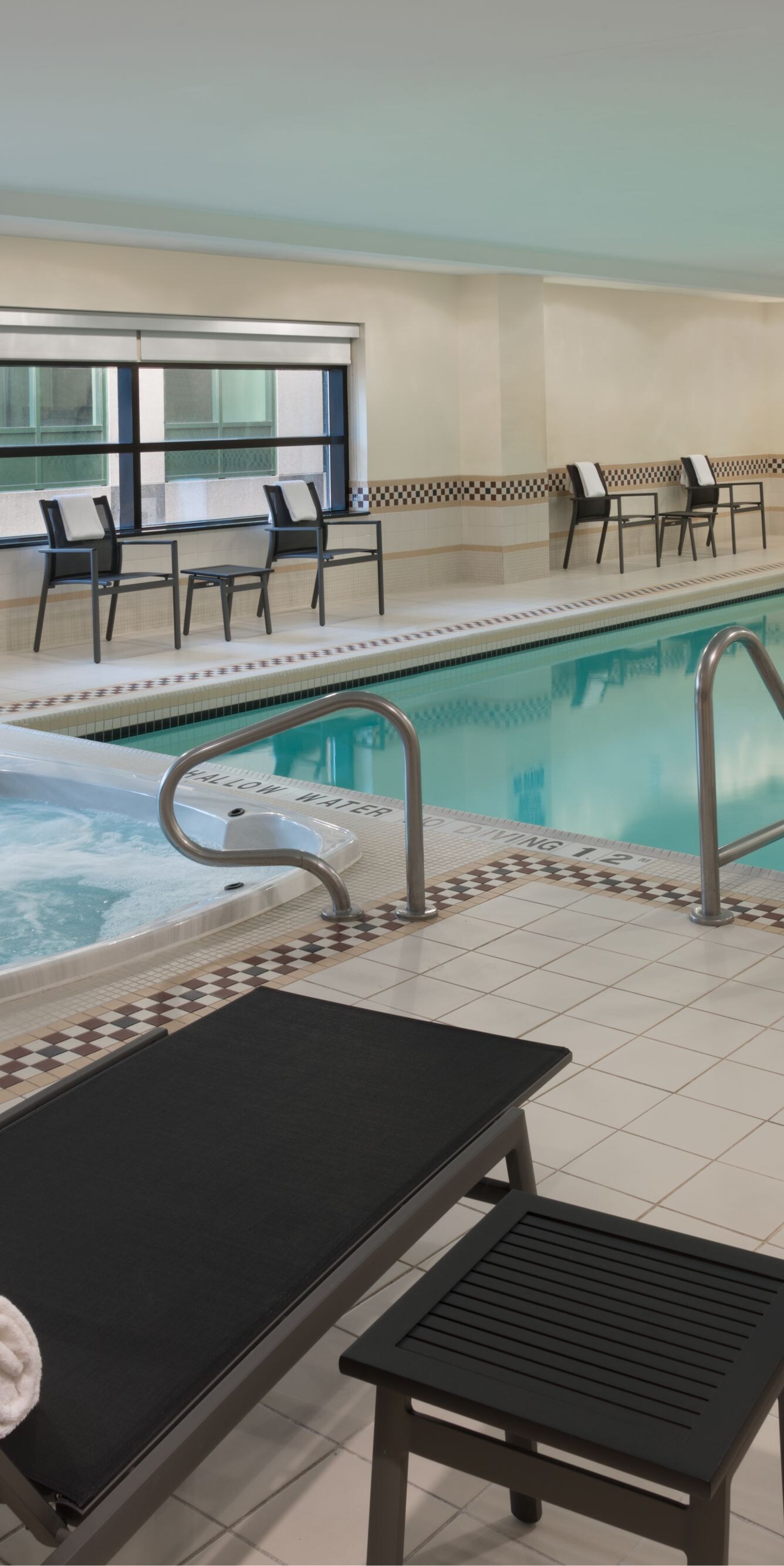 Piscine intérieure de l'hôtel de l'Entertainment District de Toronto
