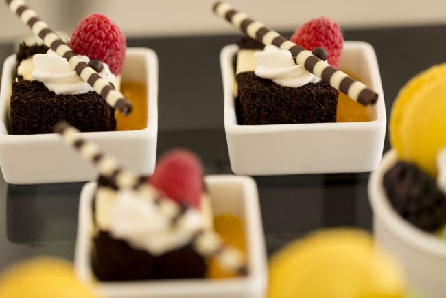 Square bowls with a brownie dessert
