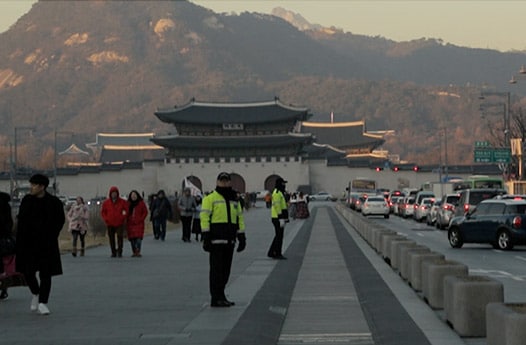 韓国ソウルの南大門近くの歩行者と行き来する自動車