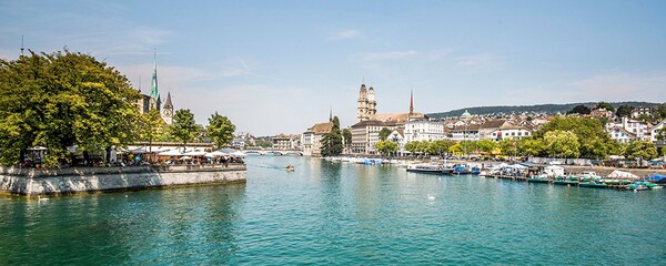 Zürich, Schweiz, und der Fluß Limmat an einem sonnigen Tag