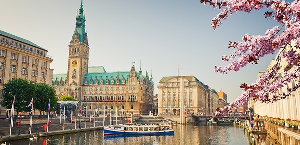 Ayuntamiento de Hamburgo y río Alster en primavera, Alemania