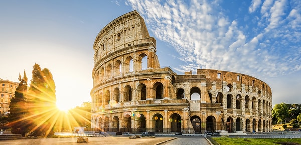 Coliseo de Roma y sol de la mañana, Italia