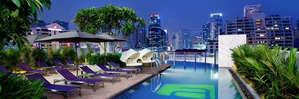 Terraza de la piscina con vistas a Bangkok por la noche