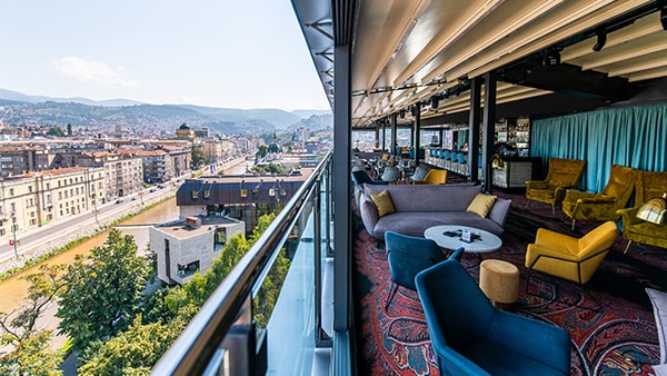 Lounge-terassibaari, josta on näköala Sarajevoon