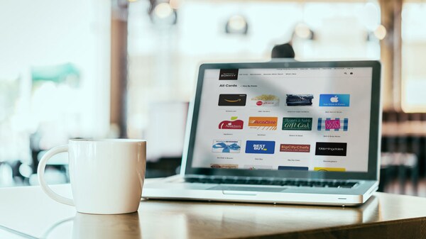 커피숍에 놓인 웹 화면을 띄운 컴퓨터