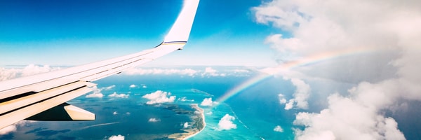 Blick auf die riesige Küstenlinie aus dem Flugzeug