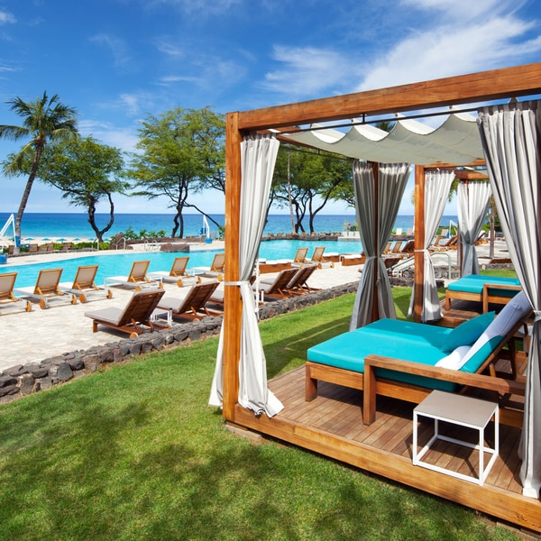Cabana com vista para a piscina e para o mar no Havaí