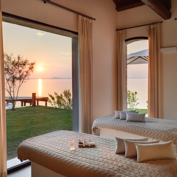 Table de massage avec vue sur le coucher de soleil sur la mer