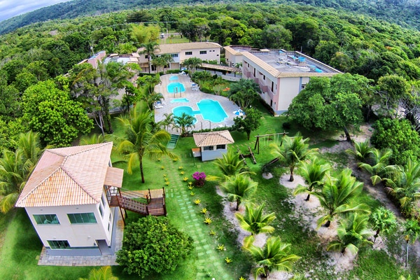 Overhead view of the Ilhéus North Hotel and the surrounding forest