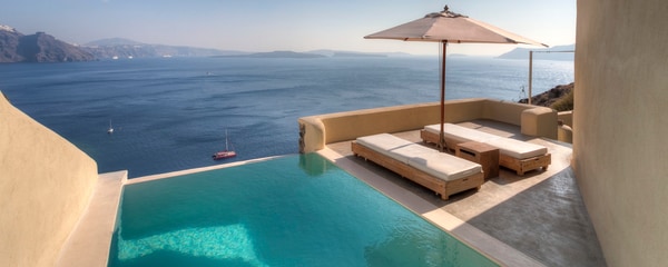 Patio privado con pequeña piscina sin bordes y vista al mar