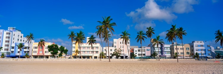 Edificios de estilo art deco alinean la playa en South Beach, Miami