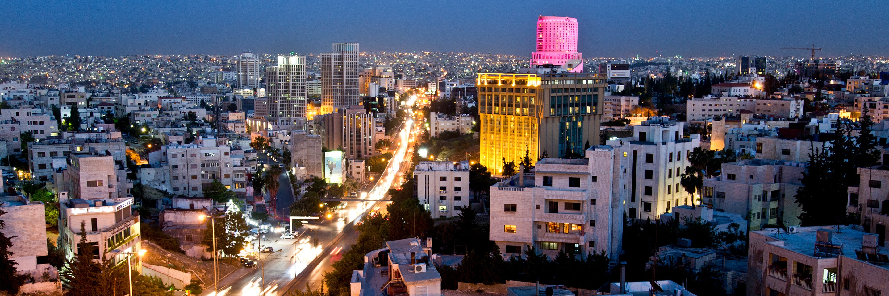 مدينة عمان في الأردن ليلاً. فنادق في عمان - الماريوت.
