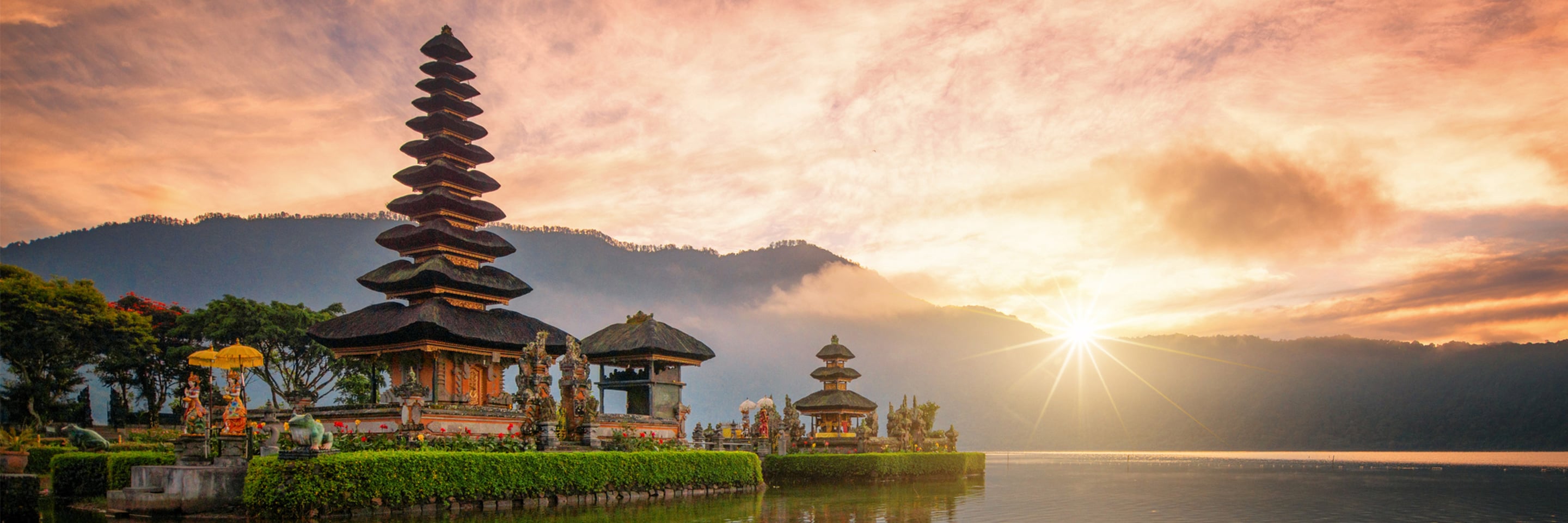 Il tempio Pura Ulun Danu Bratan a Bali al tramonto. Hotel a Bali - Marriott.
