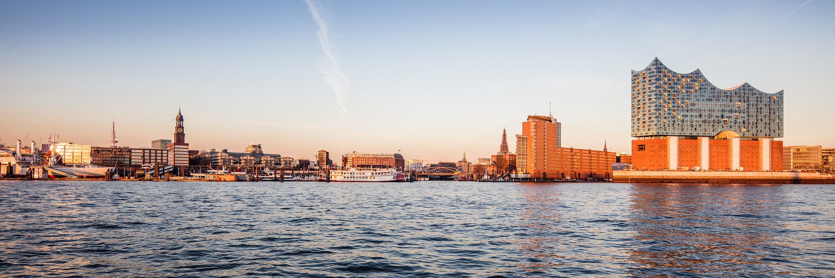 Il porto di Amburgo e l'Elbphilharmonie al tramonto. Hotel ad Amburgo - Marriott.
