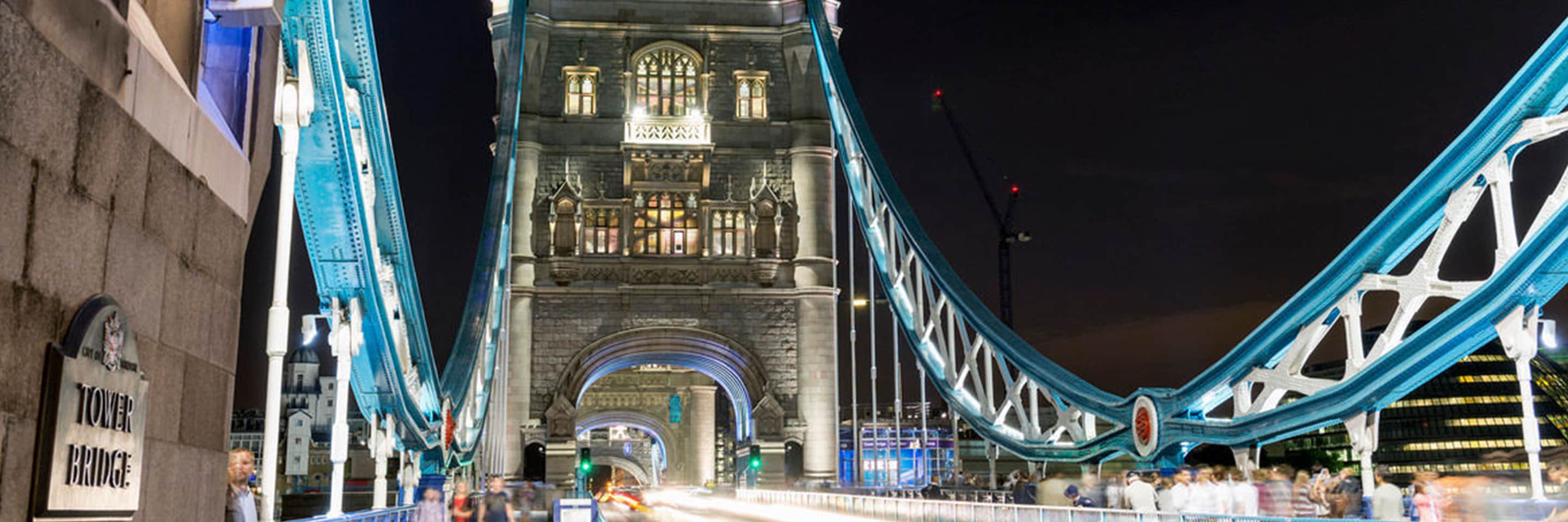 جسر البرج مضاء ليلاً. فنادق في لندن - الماريوت. 