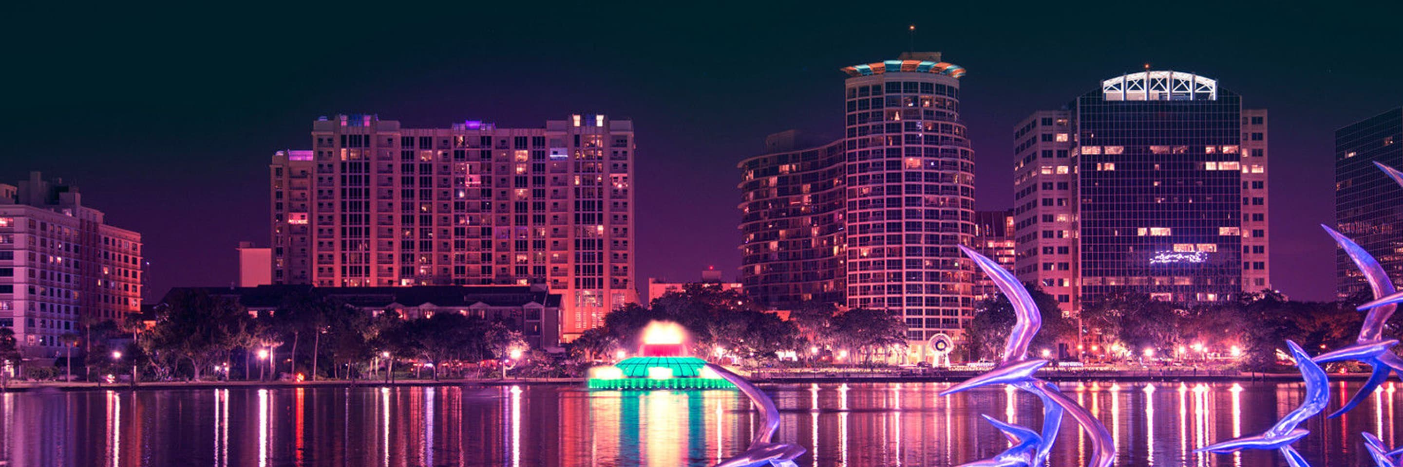 Lake Eola Park a Orlando di notte. Hotel a Orlando - Marriott.