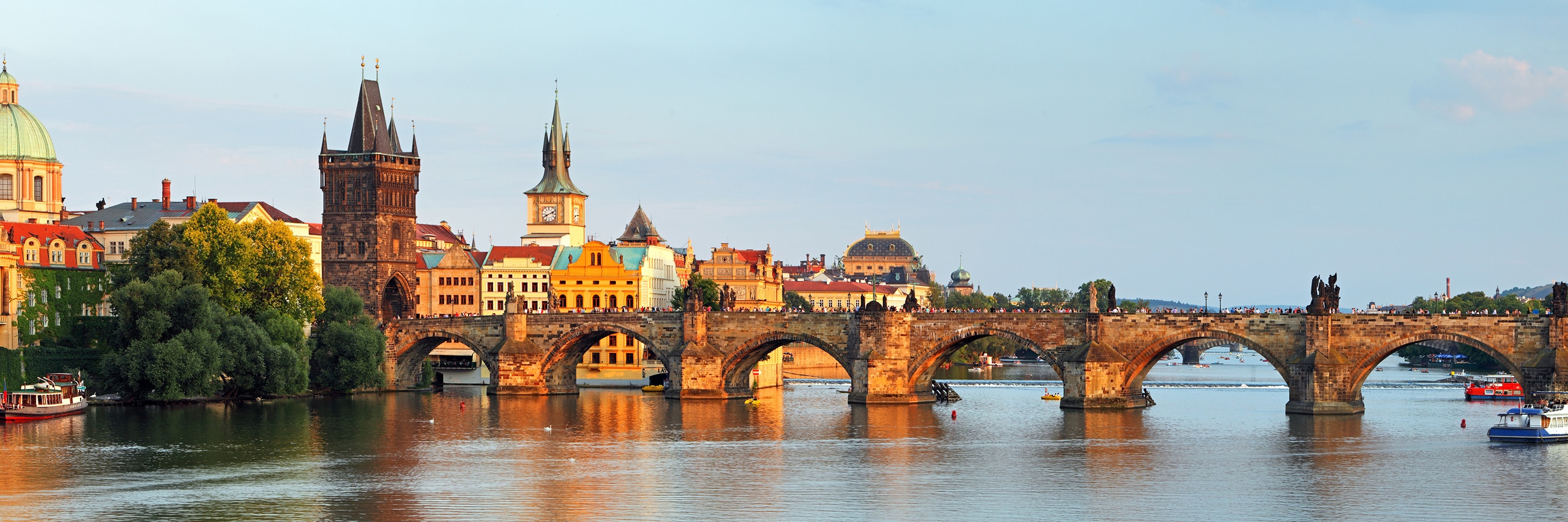 Il Ponte Carlo sul fiume Moldava a Praga. Hotel a Praga - Marriott.
