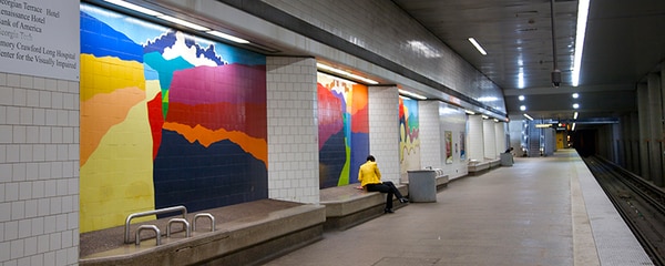 Atlanta Metropolitan Rapid Transit platform with colorful murals on the walls.