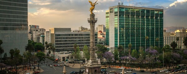 El ángel de la independencia en la plaza de la Constitución es punto central de la ciudad de México